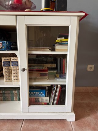Aparador blanco con puertas de cristal