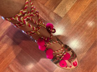 Sandalias Gioseppo doradas y rosas con pompones