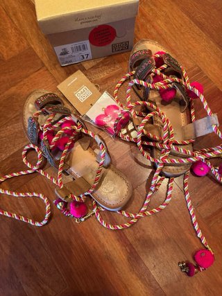 Sandalias Gioseppo doradas y rosas con pompones