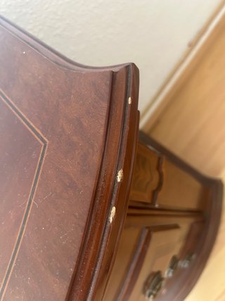 Mueble de madera antiguo con cajones