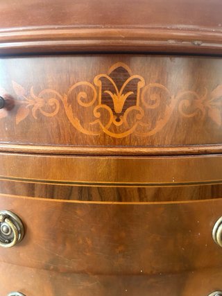 Mueble de madera antiguo con cajones