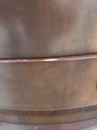 Mueble de madera antiguo con cajones