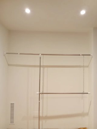 Colgador de ropa metálico plateado