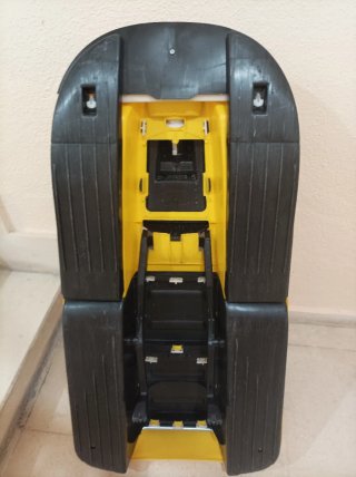 Trineo amarillo con volante y freno