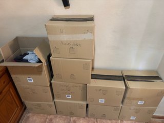 Cajas de ropa variada