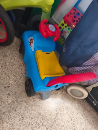 Cochecito infantil azul y amarillo