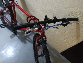 Bicicleta de montaña roja, sillin hergonomico.