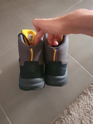 Botas de montaña grises y amarillas