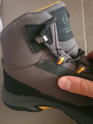 Botas de montaña grises y amarillas
