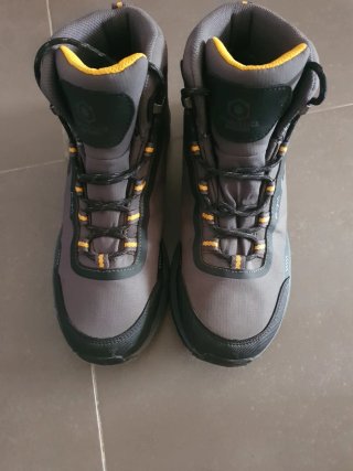 Botas de montaña grises y amarillas