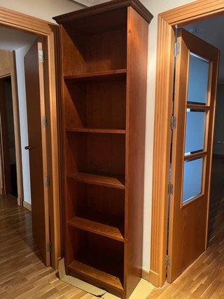 Estantería de madera marrón