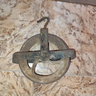 Polea rondana antigua de hierro.