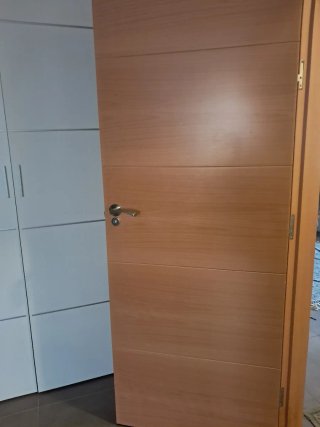Puerta de madera derecha