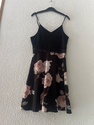 Vestido negro con flores rosas