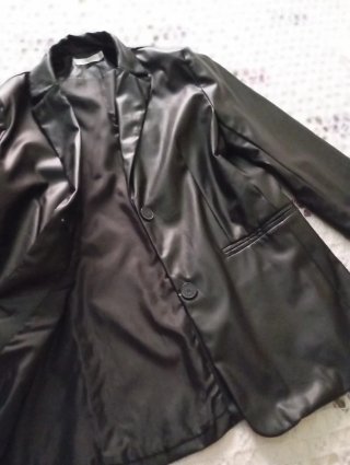 Chaqueta negra efecto piel