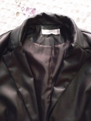 Chaqueta negra efecto piel