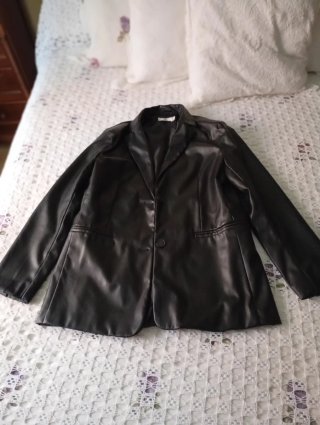 Chaqueta negra efecto piel