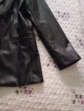 Chaqueta negra efecto piel