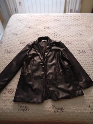 Chaqueta negra efecto piel