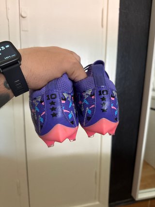 Botas de fútbol Puma moradas y rosas