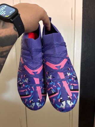 Botas de fútbol Puma moradas y rosas