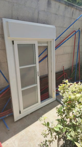 Ventana aluminio con persiana