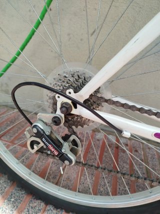 Bicicleta Morada y Blanca, sillín de gel.