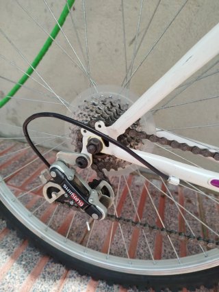 Bicicleta Morada y Blanca, sillín de gel.
