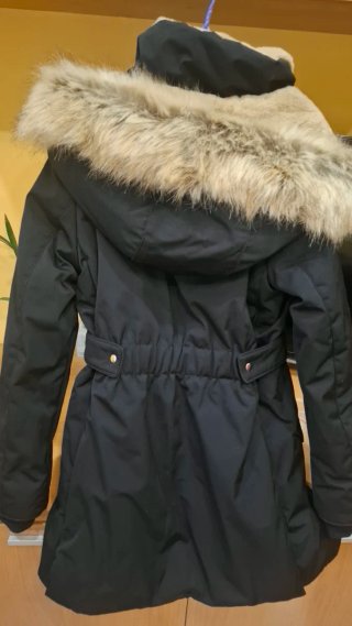 Abrigo negro con capucha y pelo
