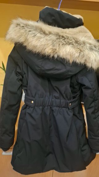 Abrigo negro con capucha y pelo