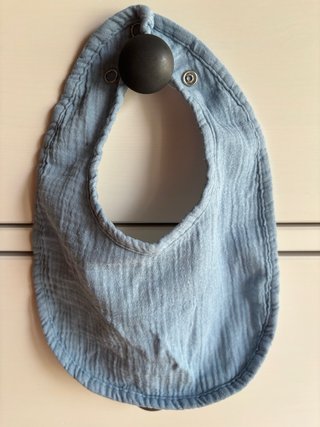 Babero azul claro ajustable Zara Kids 19x25cm