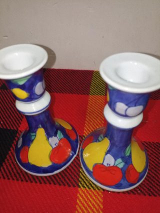 Candelabros de cerámica con frutas