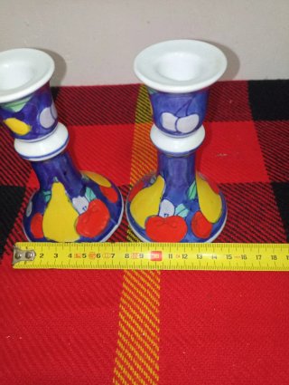 Candelabros de cerámica con frutas