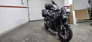 Kawasaki Z900 Negra con Maletas