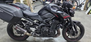 Kawasaki Z900 Negra con Maletas