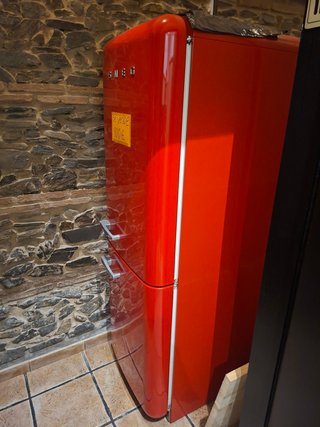 Nevera Smeg Roja 800€