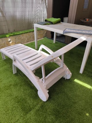 Tumbona de plástico blanca