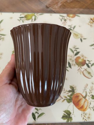 Taza color chocolate acanalada