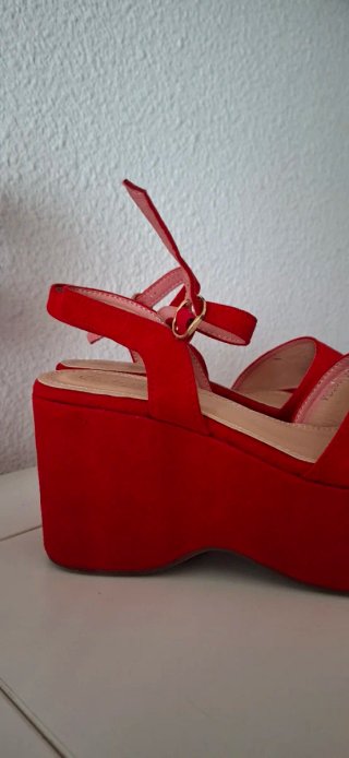Sandalias rojas de plataforma