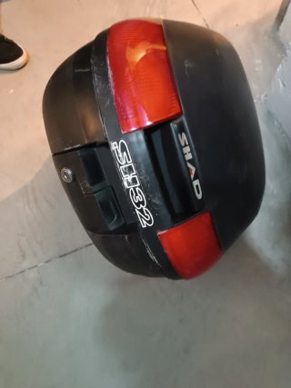 Baúl de moto negro