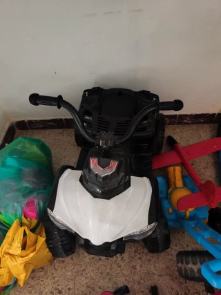 Quad eléctrico infantil blanco con radio
