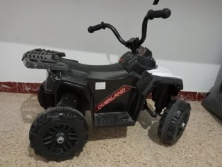 Quad eléctrico infantil blanco con radio