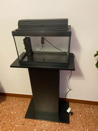 Pecera con filtro y mueble