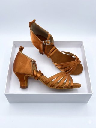 Zapatos de baile latino dorados