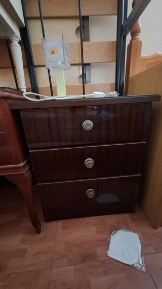 Mesita de noche madera y cristal de tres cajones