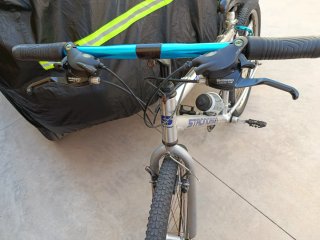 Bicicleta Strongman Plateada montada en Shimano