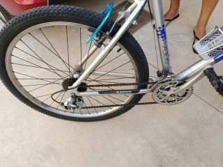 Bicicleta Strongman Plateada montada en Shimano
