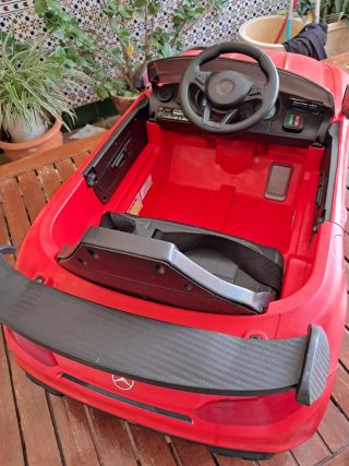 Coche eléctrico infantil rojo