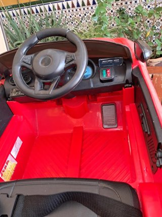 Coche eléctrico infantil rojo