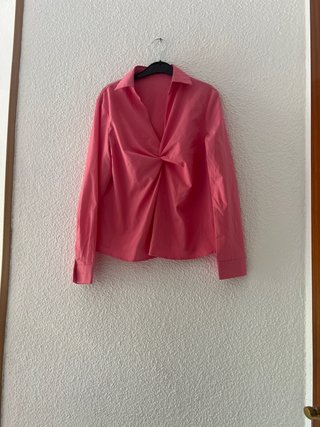 Camisa rosa con nudo frontal